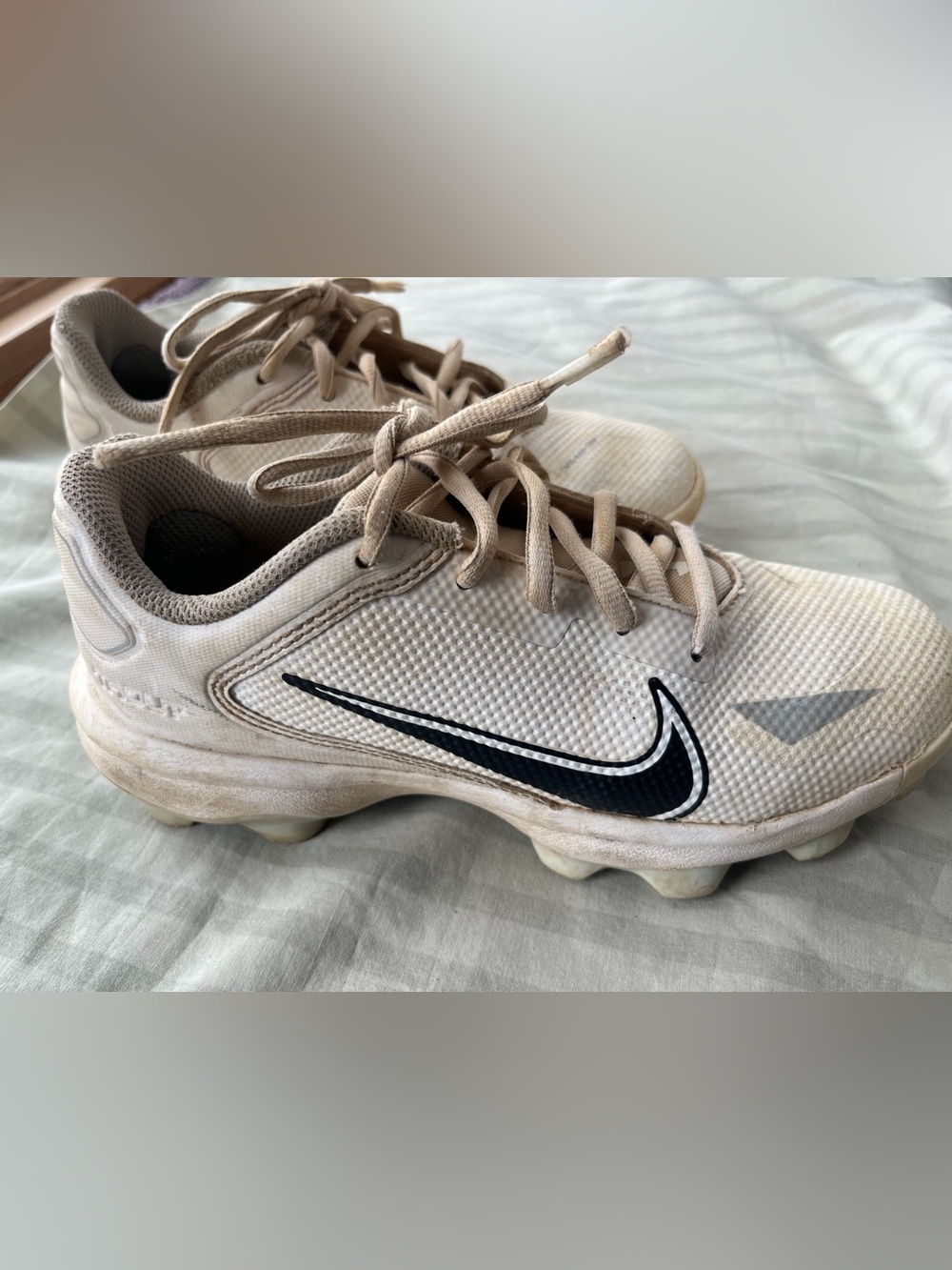 N  I K E Youth 3.5 baseball shoes $10.00